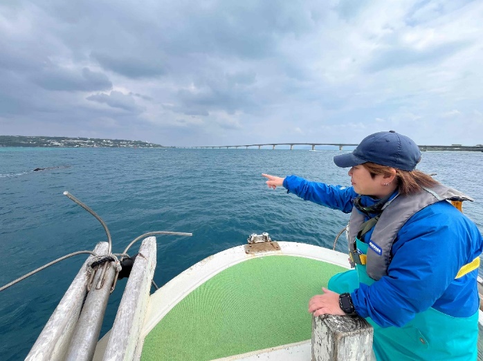 調査船で誘導する様子