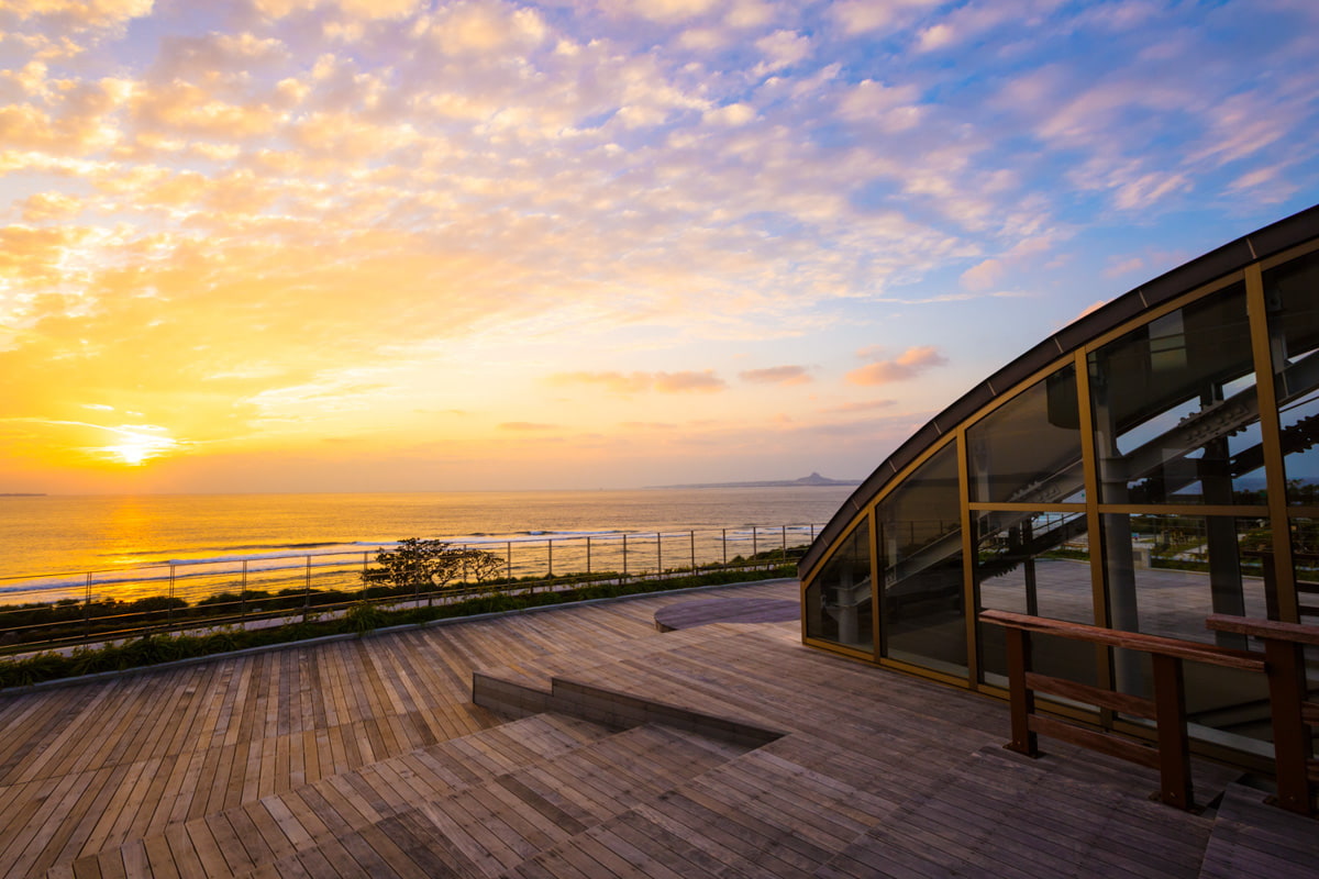 夕陽の広場 沖縄美ら海水族館 沖縄の美ら海を 次の世代へ