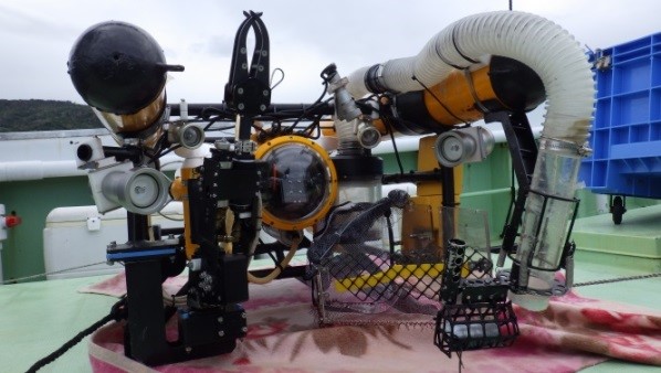 ROV(小型の無人潜水艇)